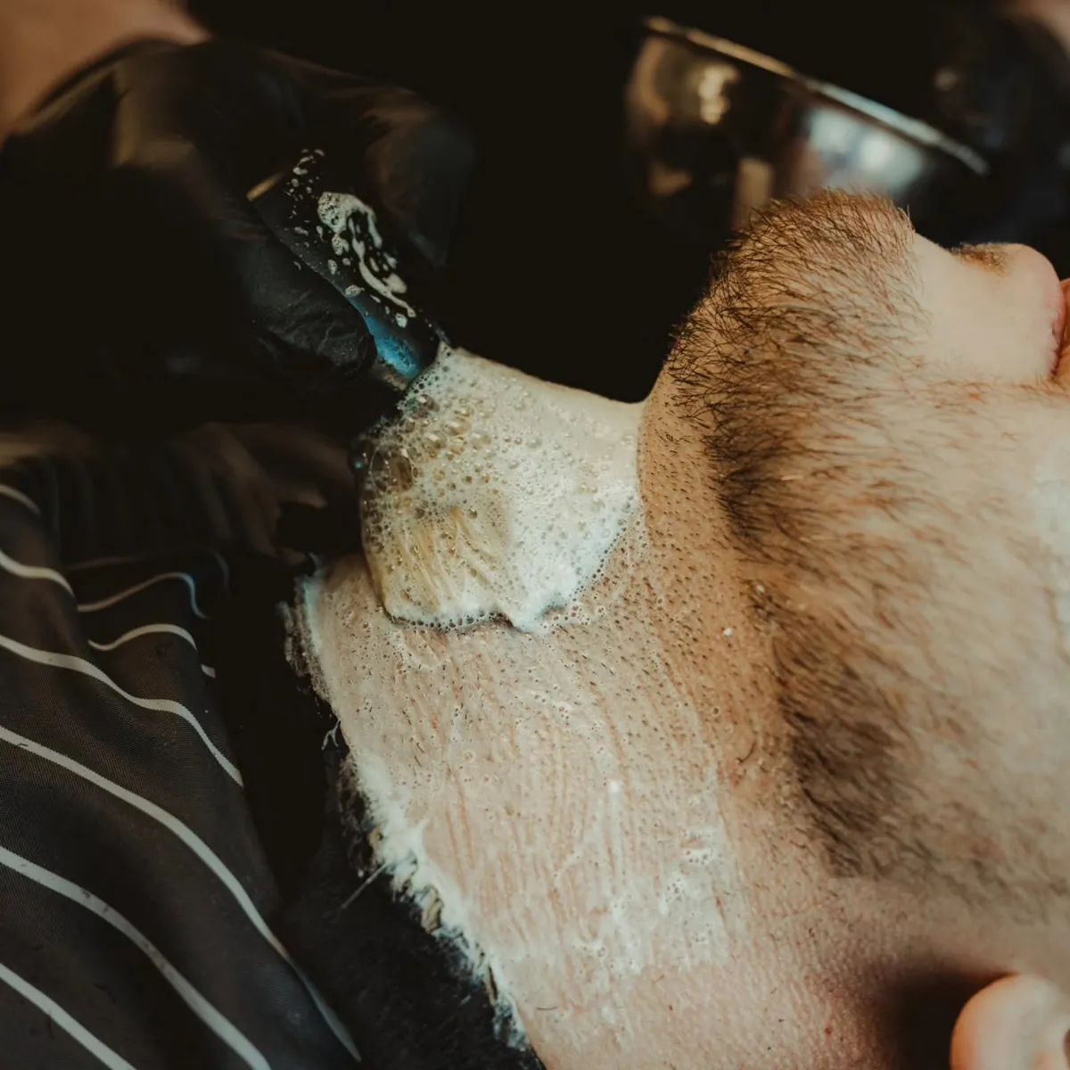 Skūšanās putu uzklāšana ar otu