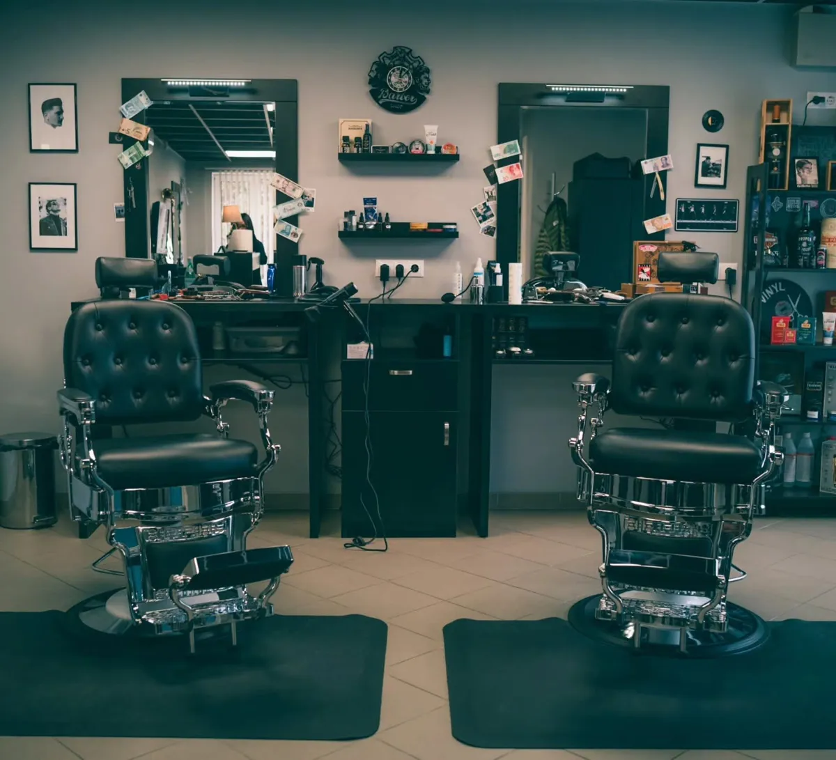 Vinyl Barber Shop interjers – divi melni bārbera krēsli pie spoguļiem